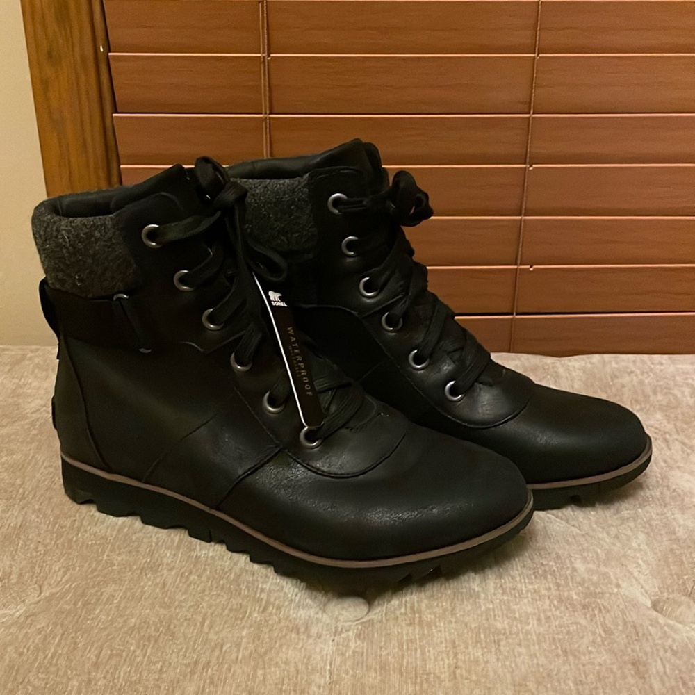NWT Sorel Harlow Black Conquest Ankle lace up boot. Size 9.5 fits like a 9.
